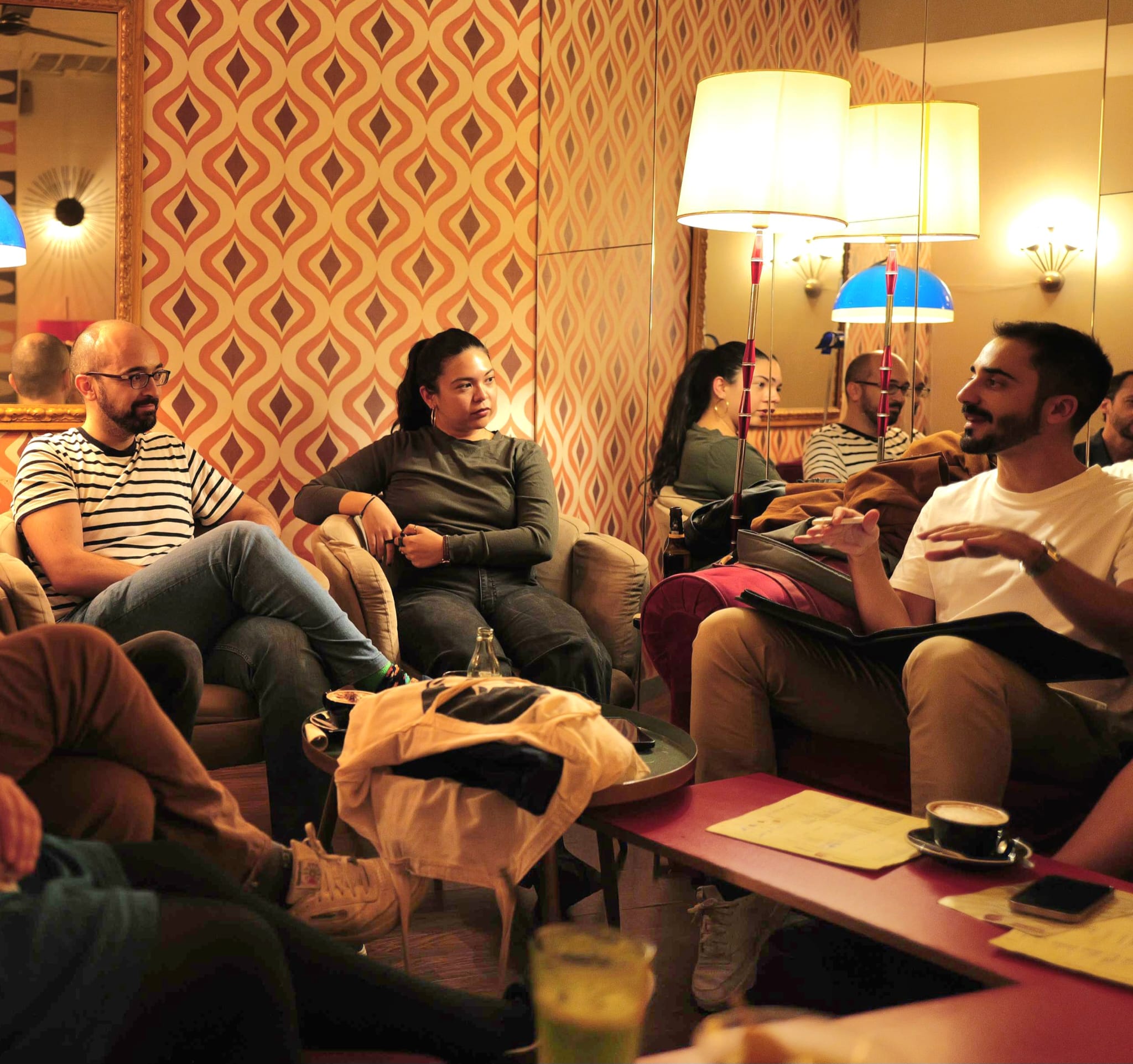 Una sesión del club: el grupo charlando sobre una película