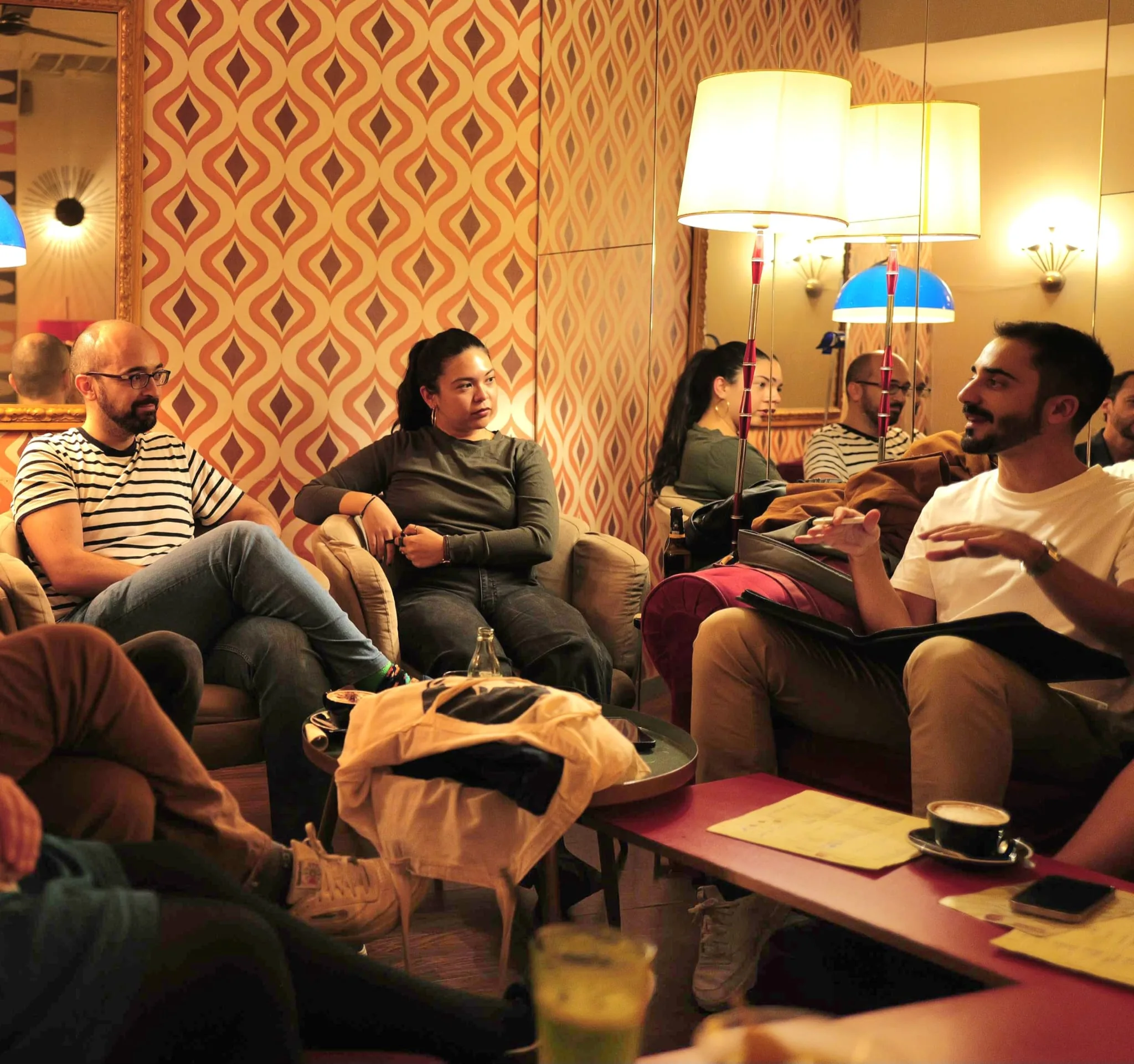 Una sesión del club: el grupo charlando sobre una película